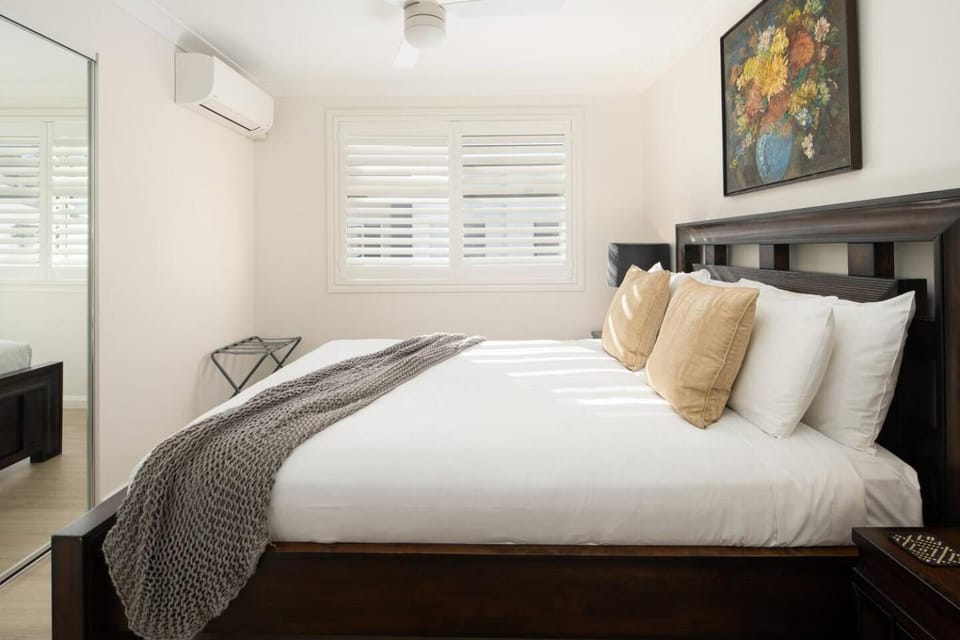 Bed, Bedroom, air conditioner