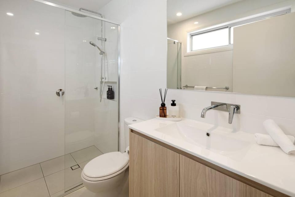 Shower, Toilet, Bathroom, towels