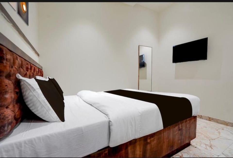 Bed, TV and multimedia, Photo of the whole room, Bedroom