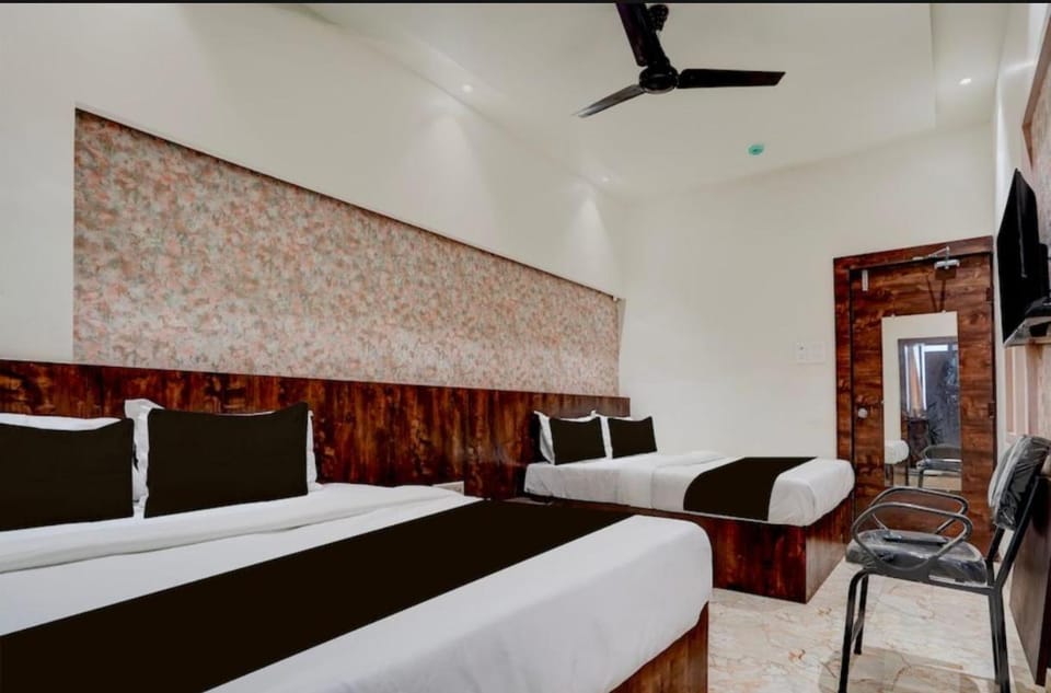 Bed, TV and multimedia, Bedroom