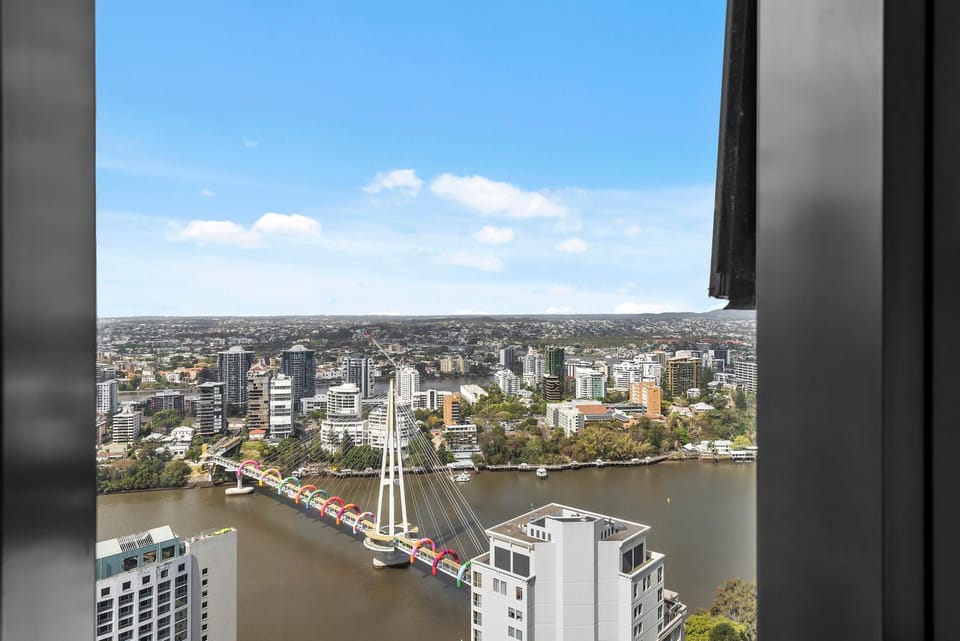 Sky Suite - CBD 2BR with Stunning Views, Pool and Gym Apartment in Kangaroo Point