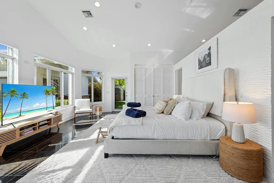 TV and multimedia, Seating area, Bedroom