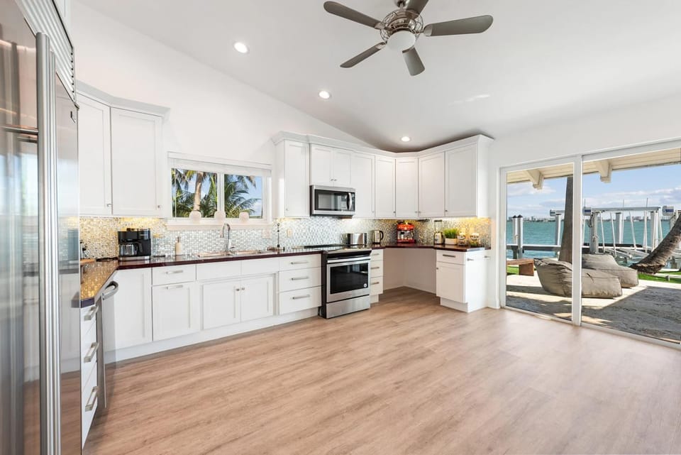 Kitchen or kitchenette, oven