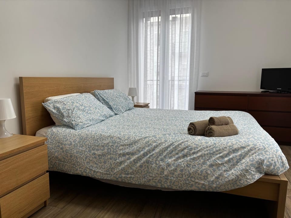 Bed, TV and multimedia, Photo of the whole room, Bedroom