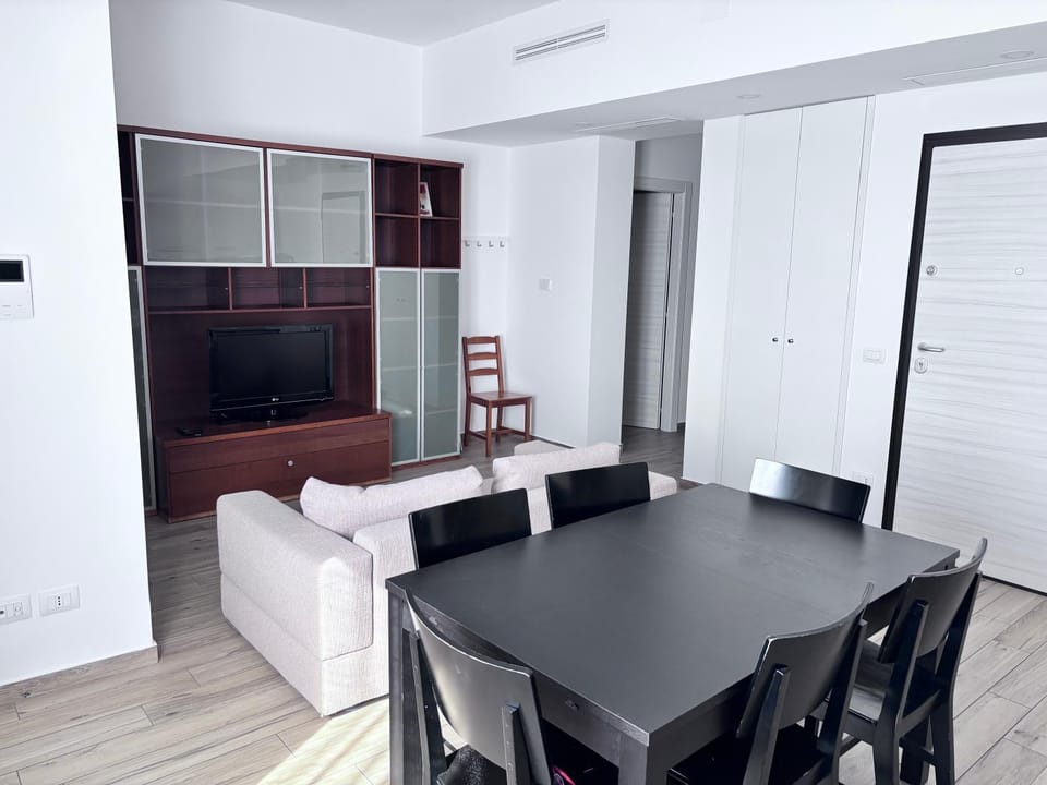 TV and multimedia, Kitchen or kitchenette, Living room, Food and drinks, Seating area, Dining area, Food