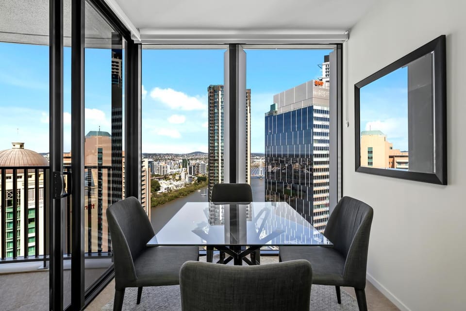 City Center 1BR with Views, Parking and 5 star Rooftop Pool Apartment in Brisbane City