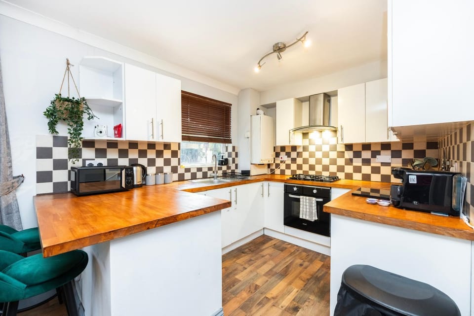 Kitchen or kitchenette, dishwasher, oven, toaster