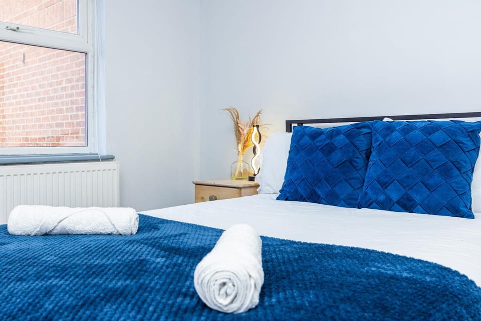 Photo of the whole room, Bedroom, towels