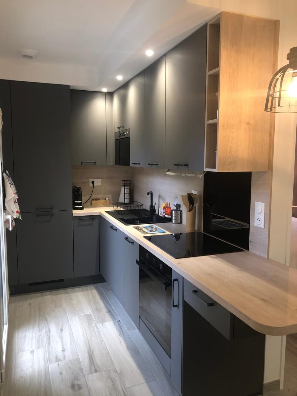 Coffee/tea facilities, dishwasher, oven, stove