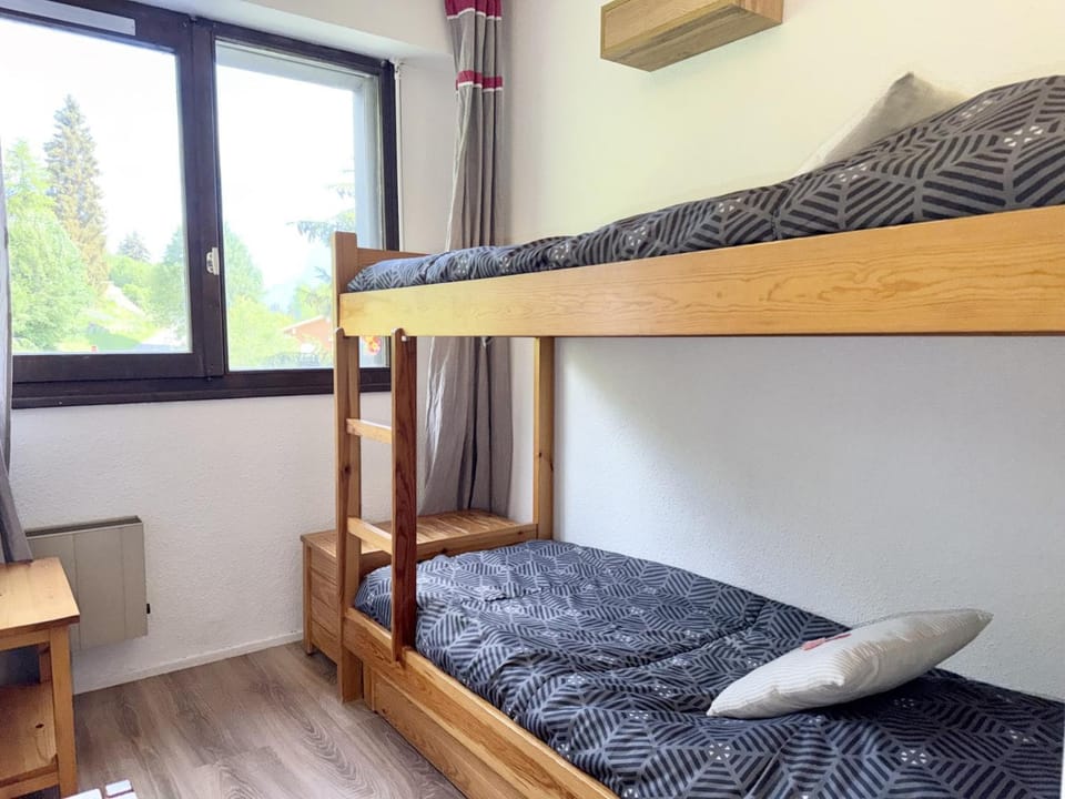 Bedroom, bunk bed