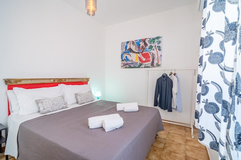 Bed, Photo of the whole room, towels