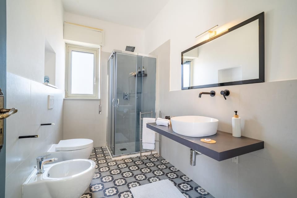 Shower, Toilet, Bathroom, bidet, towels