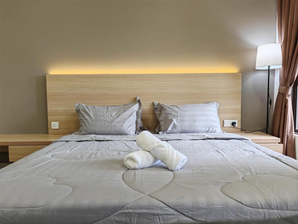 Bed, towels