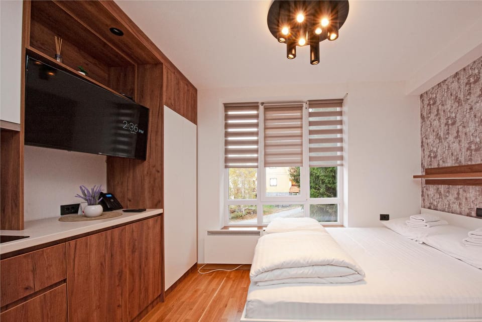 Bed, TV and multimedia, Bedroom, towels