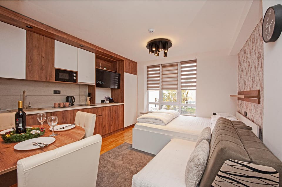 Bed, TV and multimedia, Kitchen or kitchenette, Seating area, Dining area