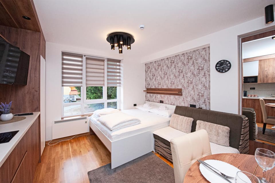 TV and multimedia, Kitchen or kitchenette, Seating area