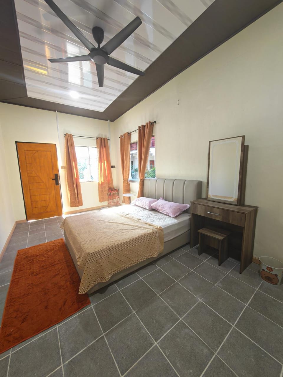 Photo of the whole room, Bedroom