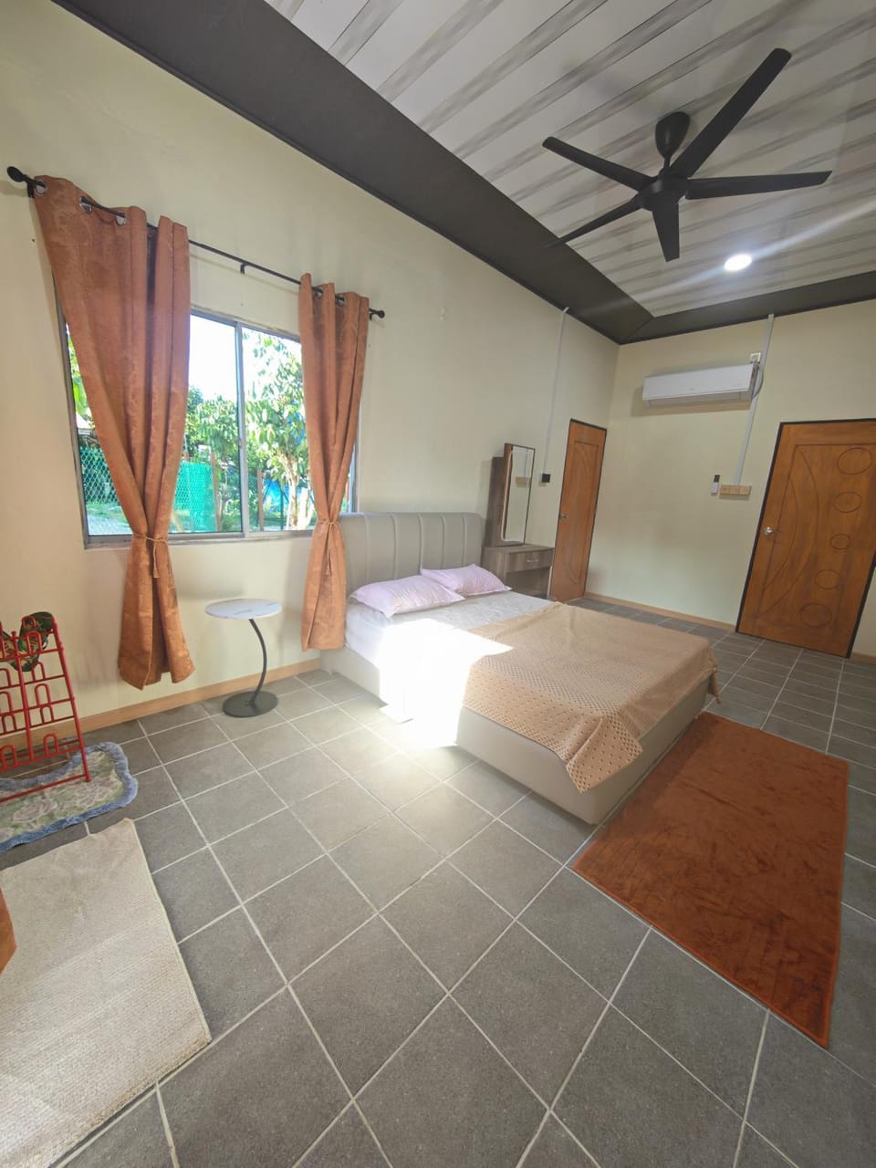 Photo of the whole room, Bedroom