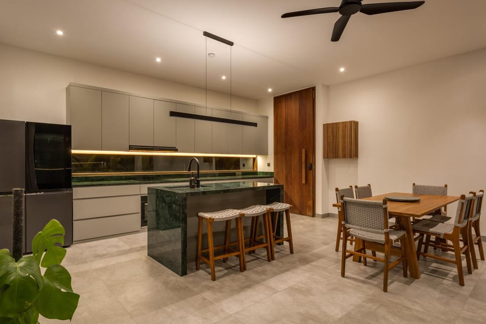 Dining area, kitchen