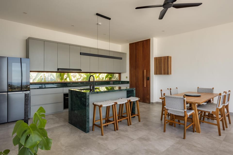 Dining area, kitchen