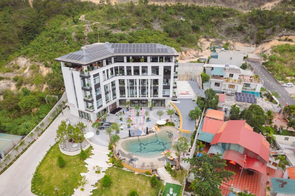 Property building, Spring, Day, Natural landscape, Bird's eye view, City view, Street view, Location, Parking