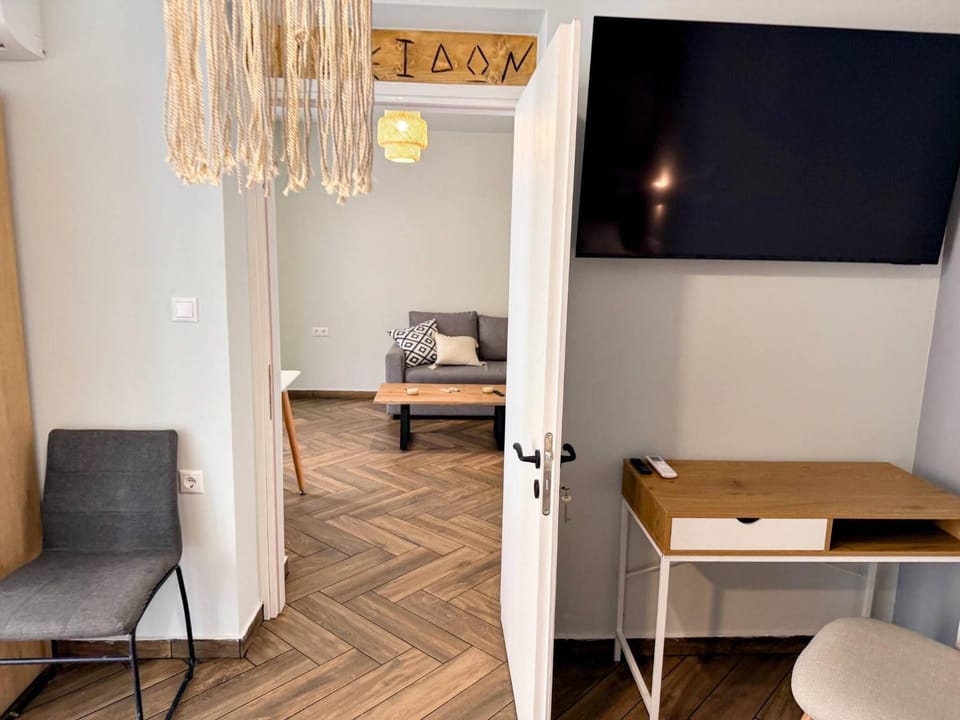 Amfitriti 30meter to beach, 6min Old Town, 2BD 4PL Apartment in Chania