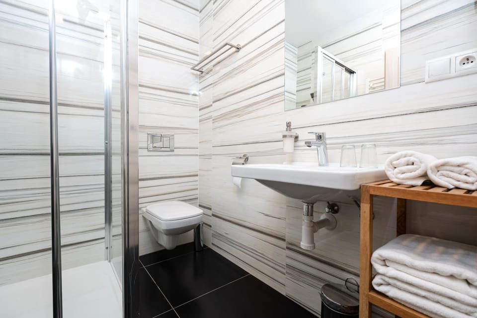 Shower, Toilet, Bathroom, towels