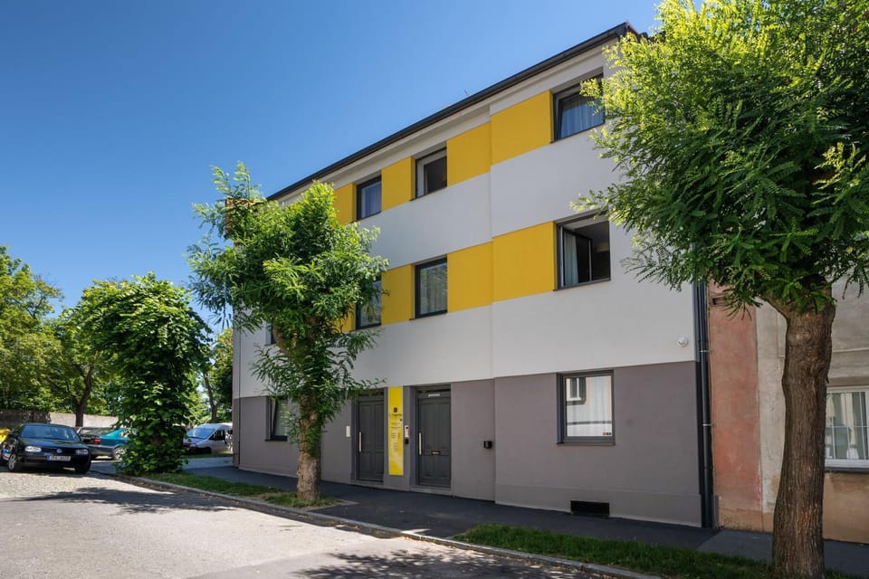 Facade/entrance, Off site, Neighbourhood, Street view, Area and facilities