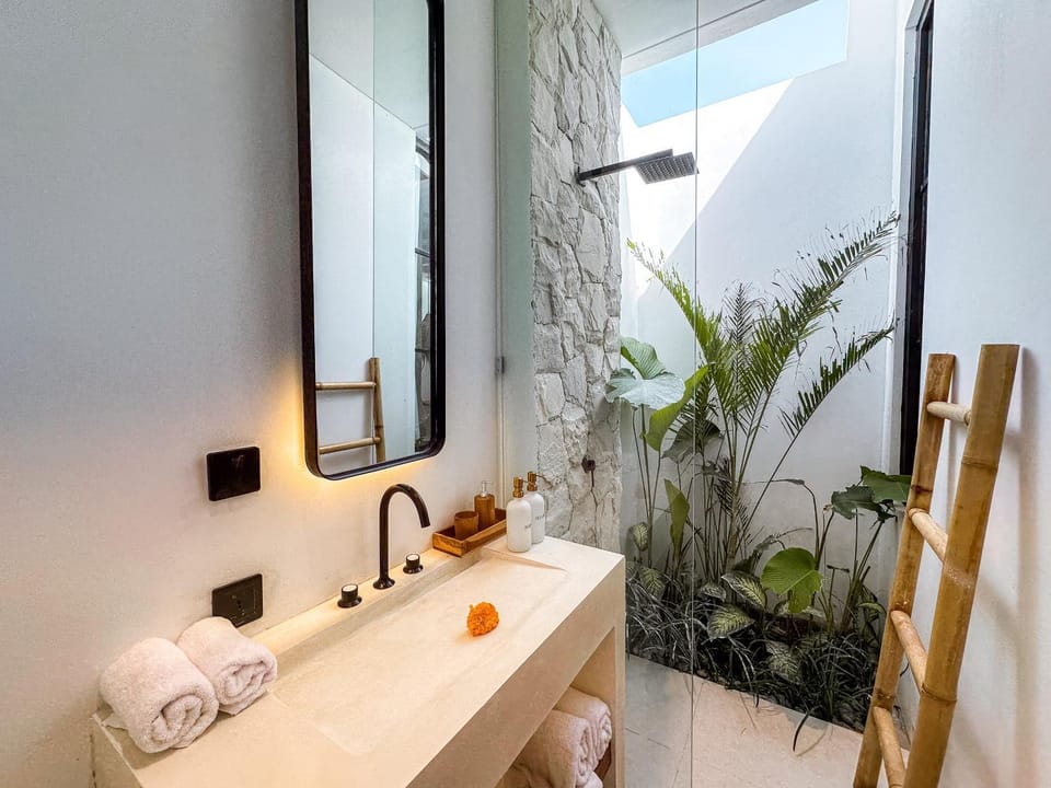 Casa Petak 4 - Charming 2BR Tropical Villa, Bright & Modern in Pererenan Villa in North Kuta