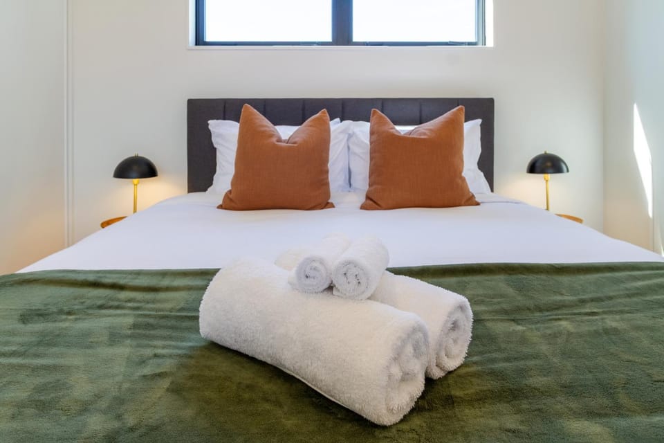 Bed, Bedroom, towels