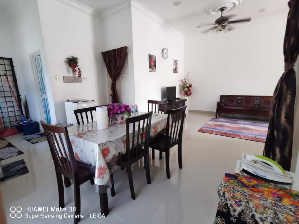 Teratak Ibu ImtiaZ UmT UnisZa House in Terengganu, Malaysia