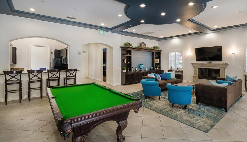 Communal lounge/ TV room, Billiard, Game Room, TV and multimedia, Seating area, Evening entertainment