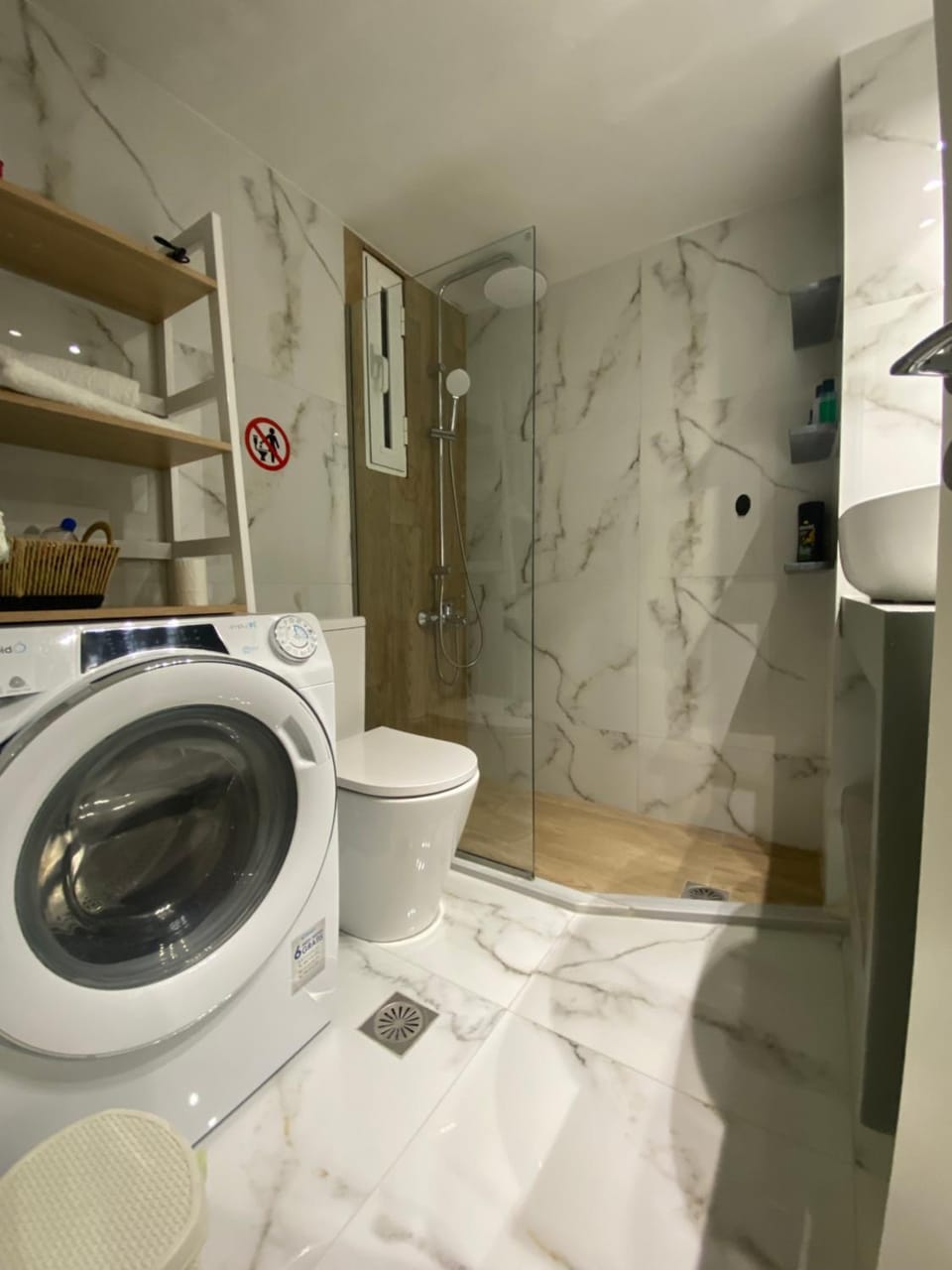 Shower, Toilet, Bathroom, towels, washing machine