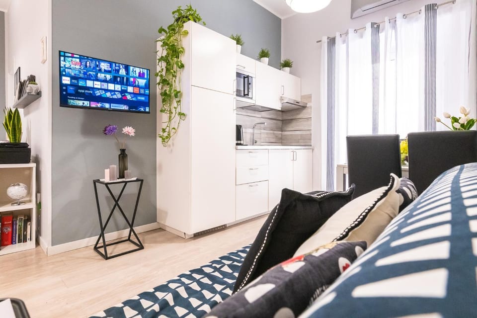 TV and multimedia, Photo of the whole room, Decorative detail, microwave, toaster, kitchen