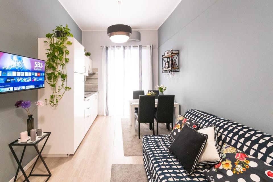 Communal lounge/ TV room, TV and multimedia, Decorative detail, kitchen