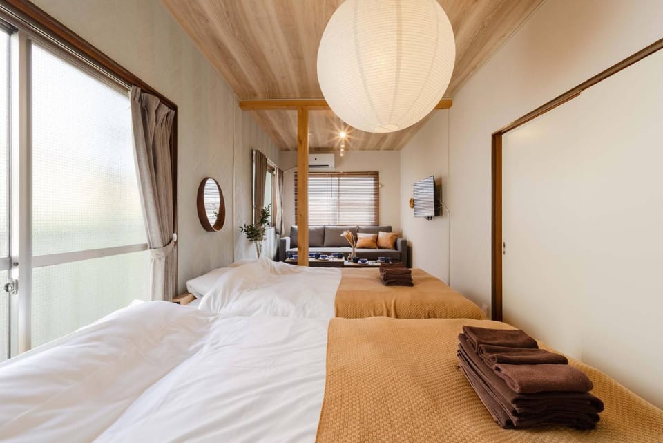 Bed, Bedroom, towels