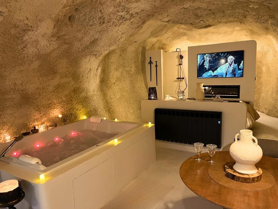 Hot Tub, Hot Tub, TV and multimedia, Living room