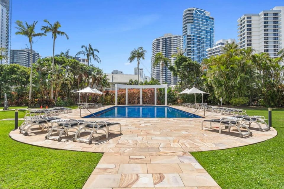 Pool view, Swimming pool, sunbed
