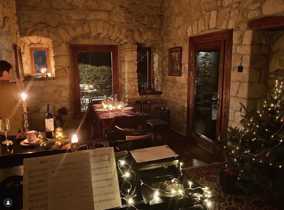 Restaurant/places to eat, Living room