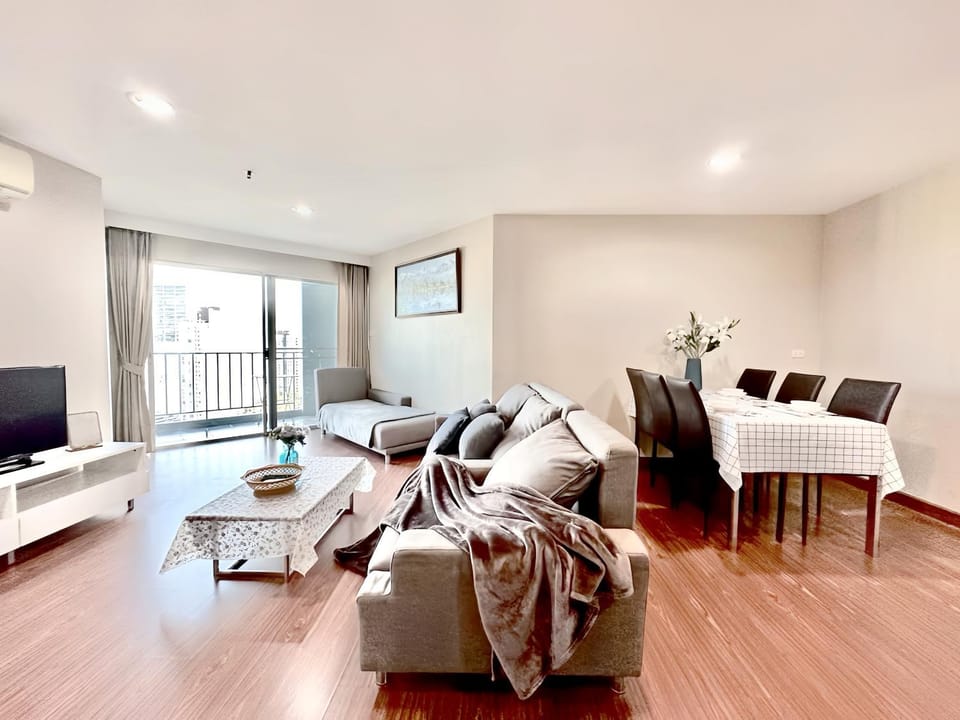 TV and multimedia, Living room, Photo of the whole room, Seating area, Dining area