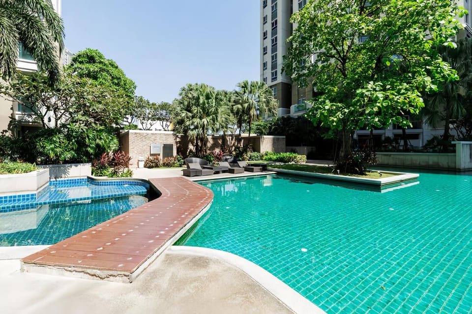 Swimming pool, sunbed