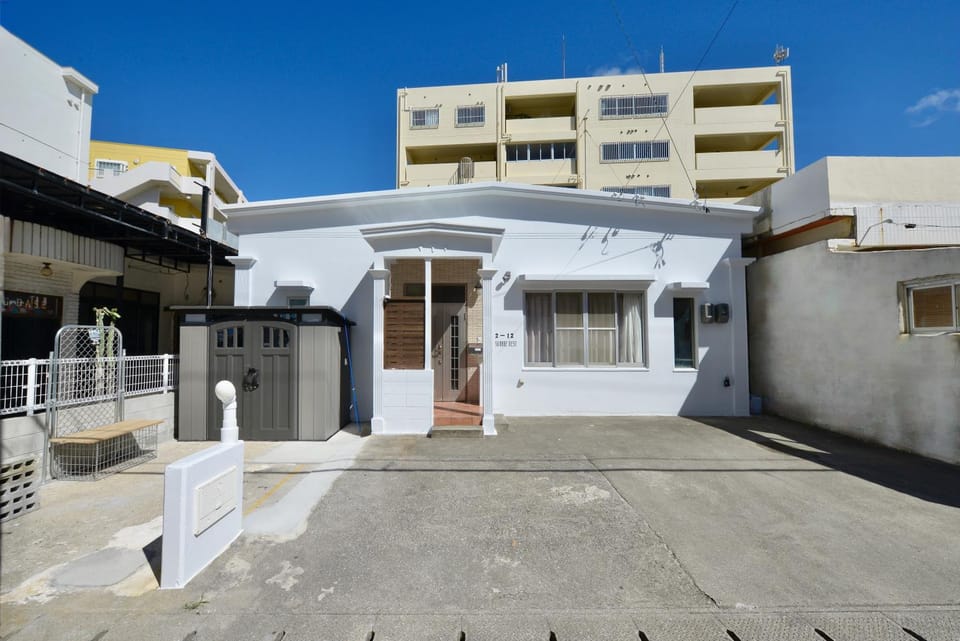 海徒歩1分アメリカンビレッジまで7分周辺には飲食店多数の北谷エリアSunabeNest Apartment in Okinawa Prefecture