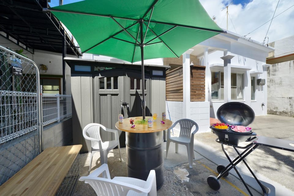 海徒歩1分アメリカンビレッジまで7分周辺には飲食店多数の北谷エリアSunabeNest Apartment in Okinawa Prefecture
