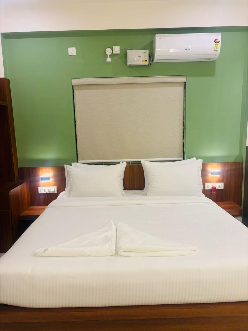 Bed, air conditioner