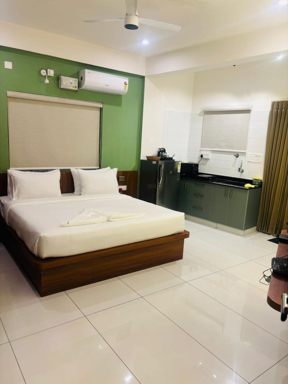 Bed, Kitchen or kitchenette, Living room, Photo of the whole room, Seating area, Bedroom