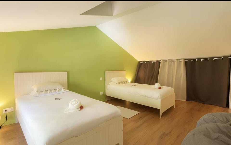 Bed, Photo of the whole room, Bedroom, towels