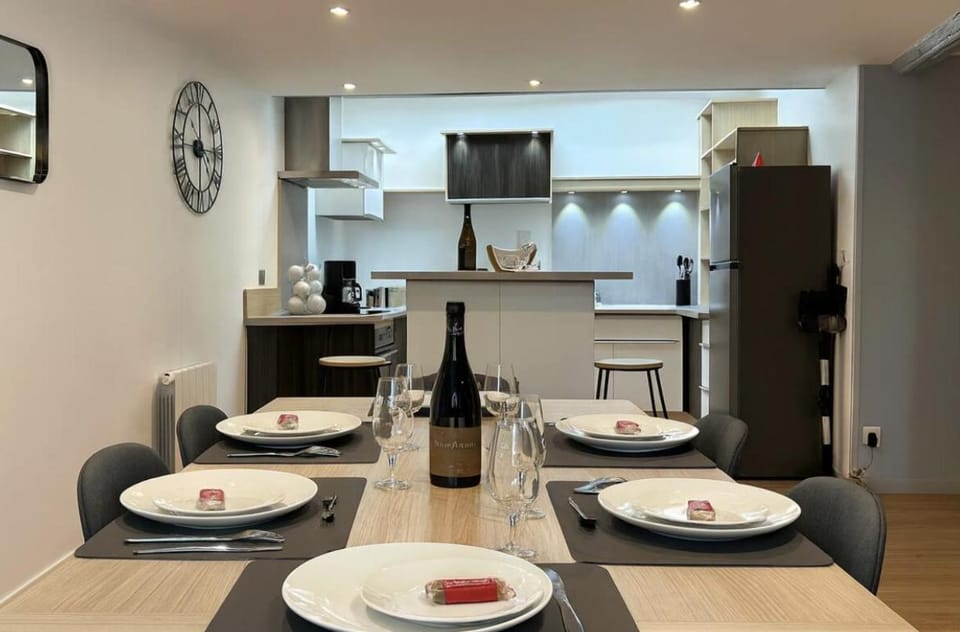 Kitchen or kitchenette, Dining area, stove