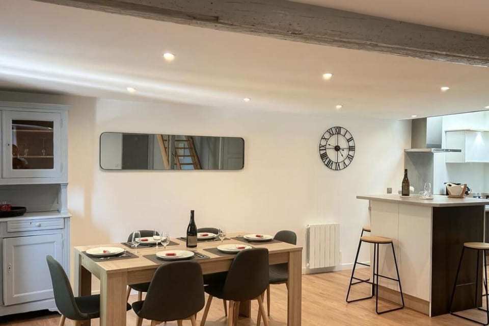 Kitchen or kitchenette, Dining area, stove