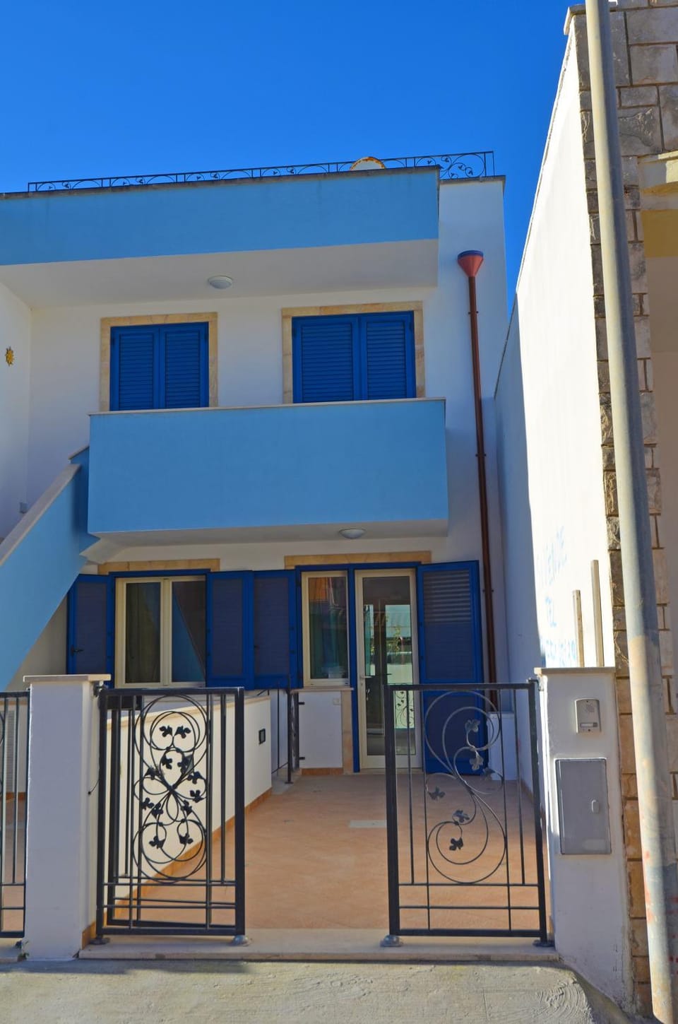 Property building, Facade/entrance, Day