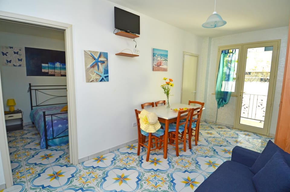 Kitchen or kitchenette, Seating area, Dining area